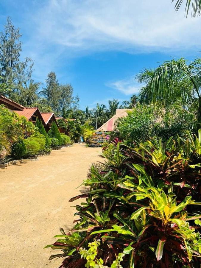 Mithra Paradise Beach Hotel Нилавели Экстерьер фото