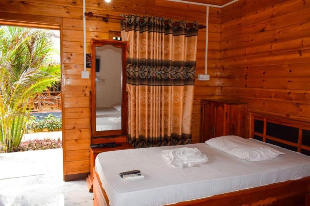 Mithra Paradise Beach Hotel Нилавели Экстерьер фото